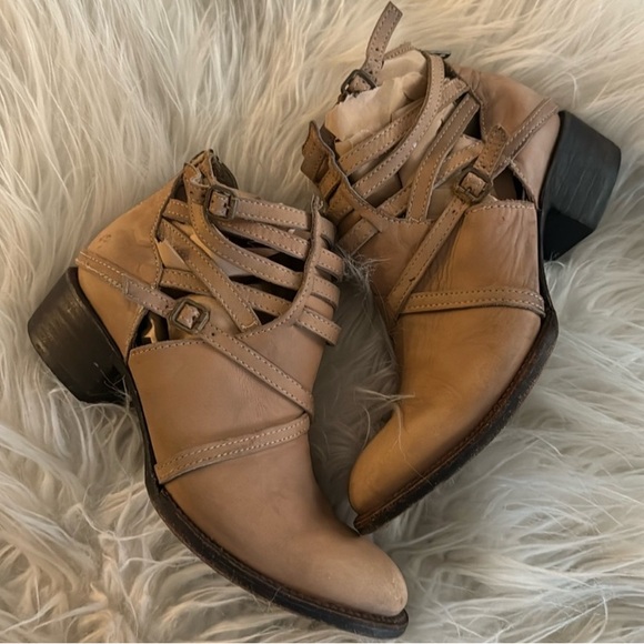 Freebird distressed cutout leather booties - Picture 2 of 5